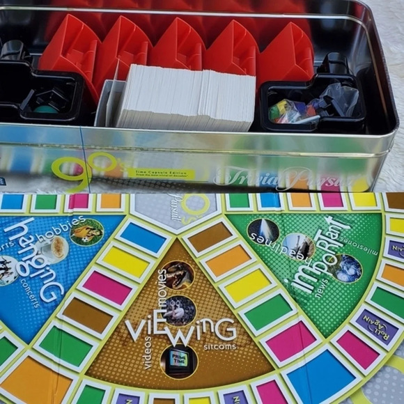 Vtg Trivial Pursuits 90's game.FREE SHIP… - Picture 3 of 7